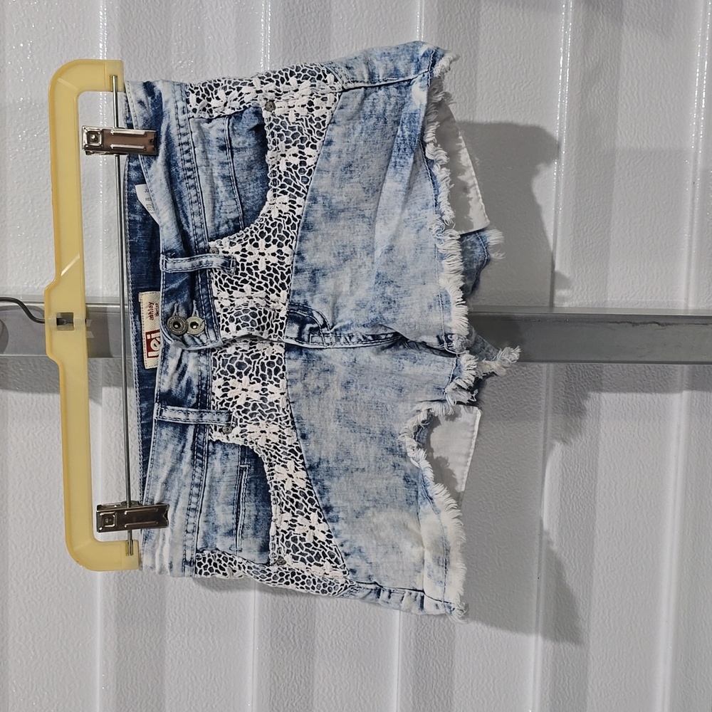 Lei cut off blue jean shorts. Size 3 Regular‎